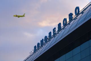 ARQUIVO: Um avião decola do Aeroporto Domodedovo, um dos aeroportos mais importantes da capital russa